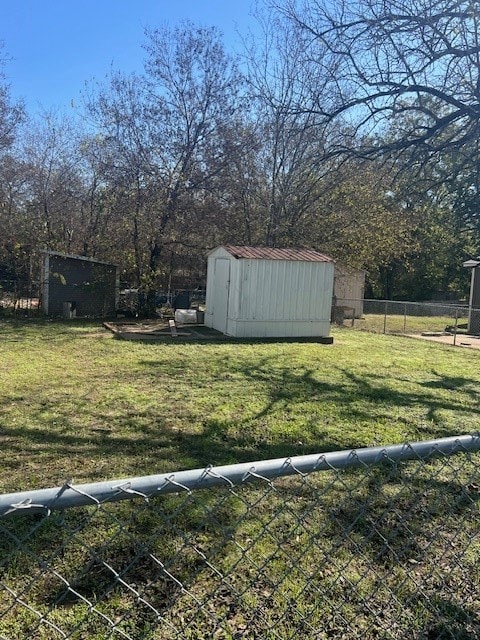 view of yard with a storage unit