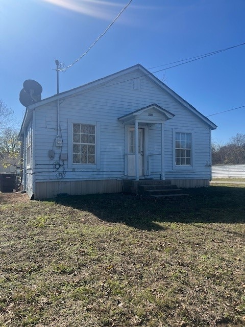 view of front facade featuring a front lawn