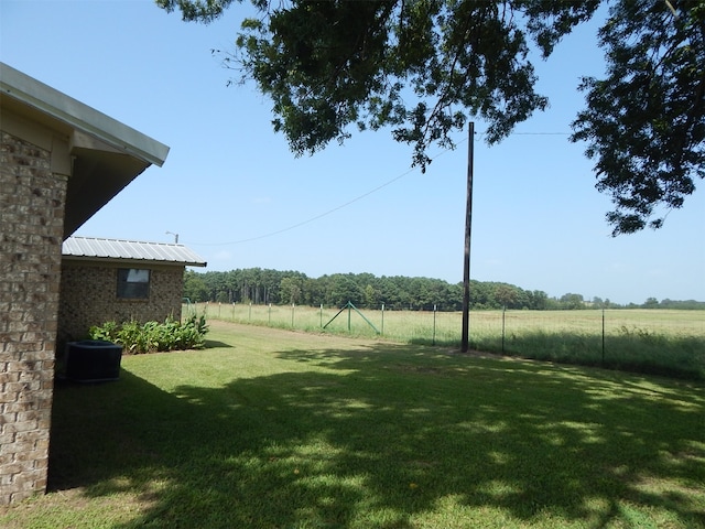 view of yard featuring a rural view