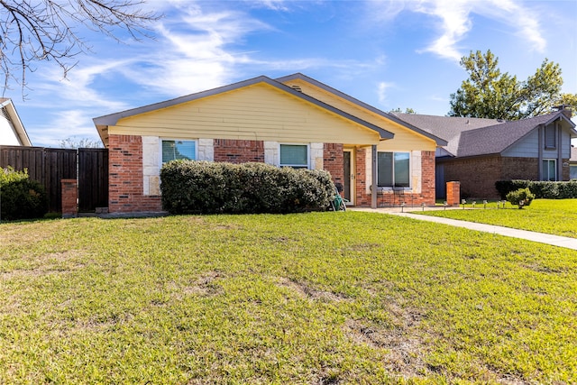 ranch-style house featuring a front yard