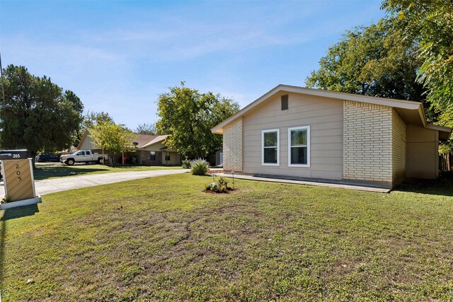 view of side of property featuring a lawn