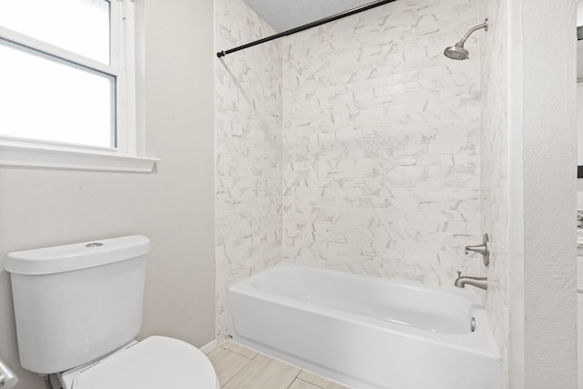 bathroom with tiled shower / bath and toilet