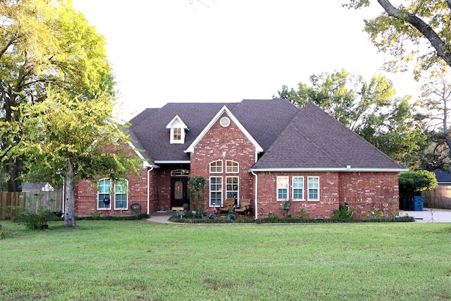 view of front of house featuring a front lawn