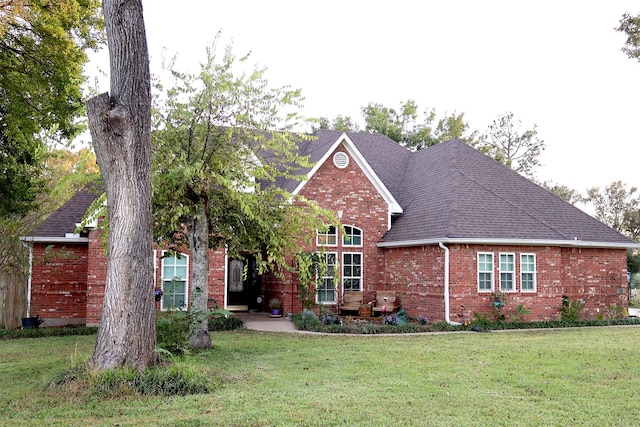 view of front property featuring a front lawn