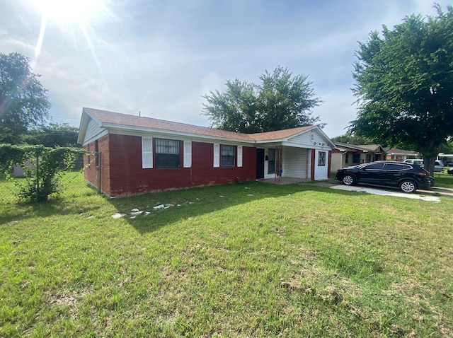 single story home with a front yard