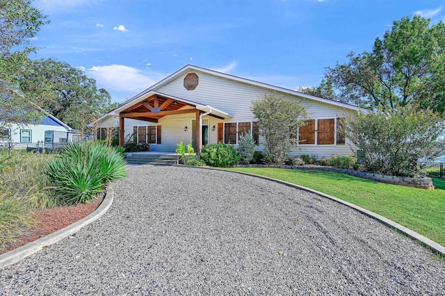 view of front facade featuring a front yard and covered porch