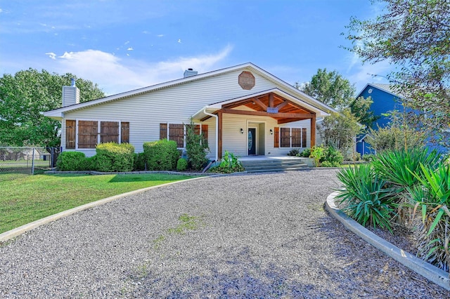 view of front of home featuring a front yard