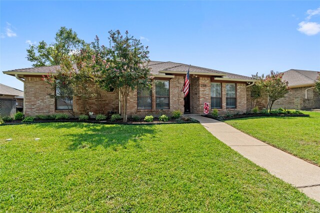 view of front facade featuring a front yard