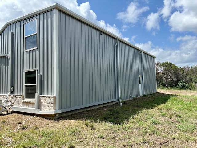 view of outdoor structure featuring a yard