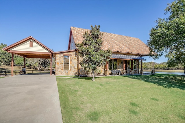 view of front of property featuring a front yard, covered porch, and a carport