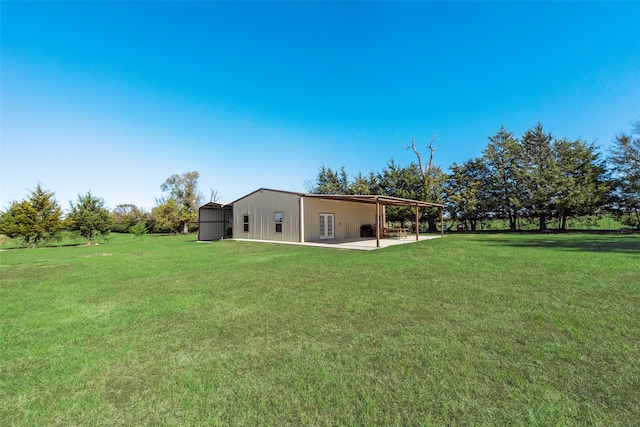 view of yard featuring an outbuilding