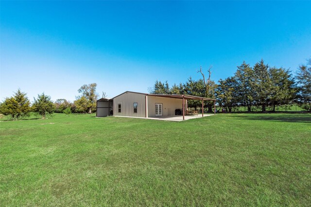 view of yard featuring an outbuilding