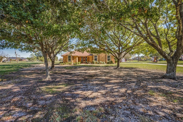 view of front of home featuring a front lawn