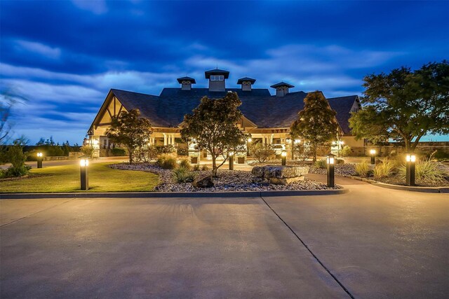 view of front of home featuring a yard