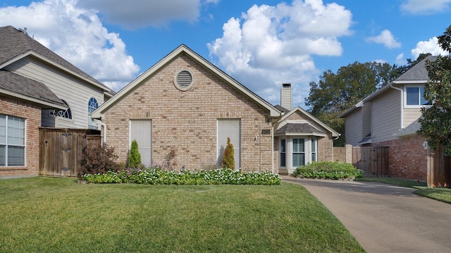 view of front facade featuring a front lawn