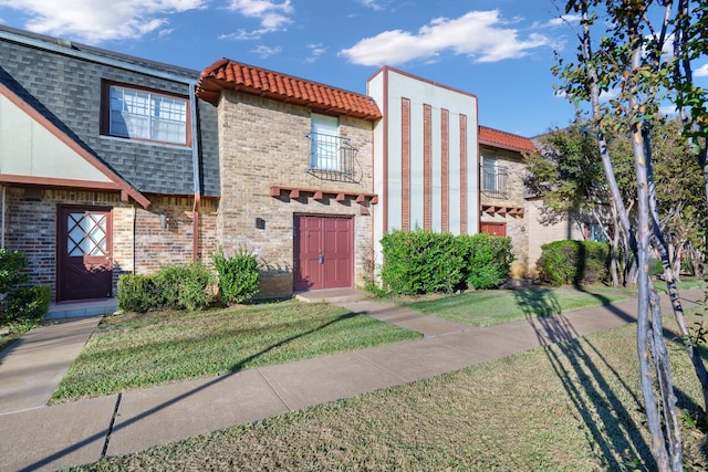 view of front of property featuring a front lawn