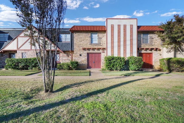 view of front facade with a front yard