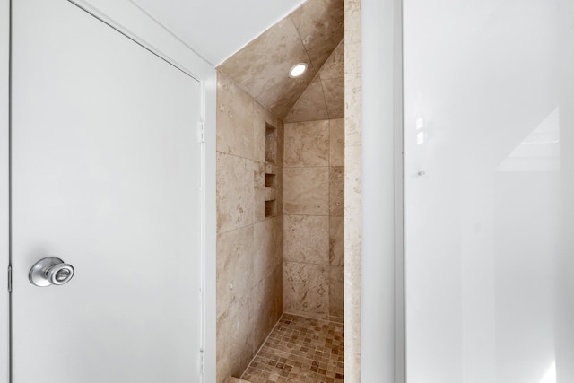 bathroom featuring a tile shower