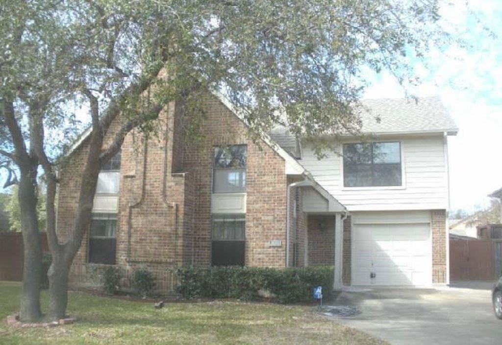 view of front of property with a garage and a front yard