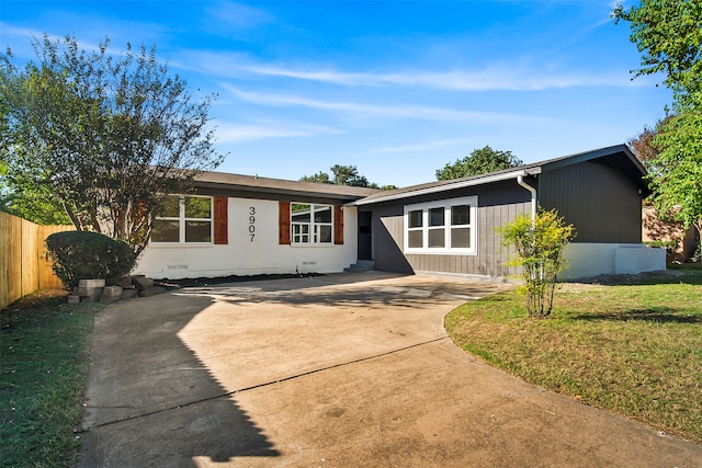 single story home with a front lawn