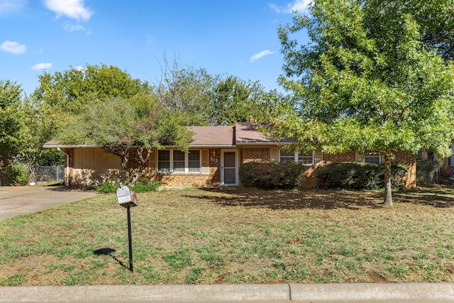 single story home with a front lawn