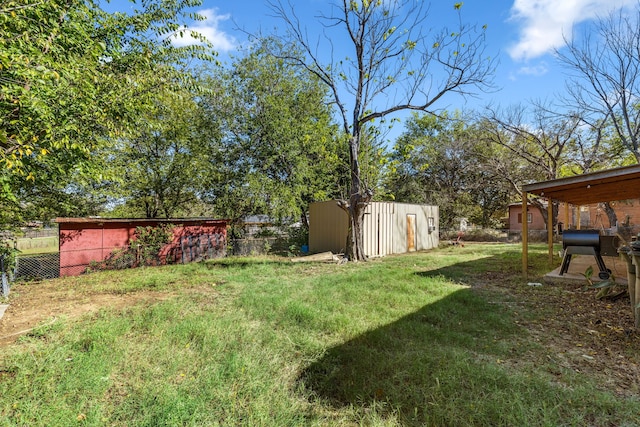 view of yard with a shed