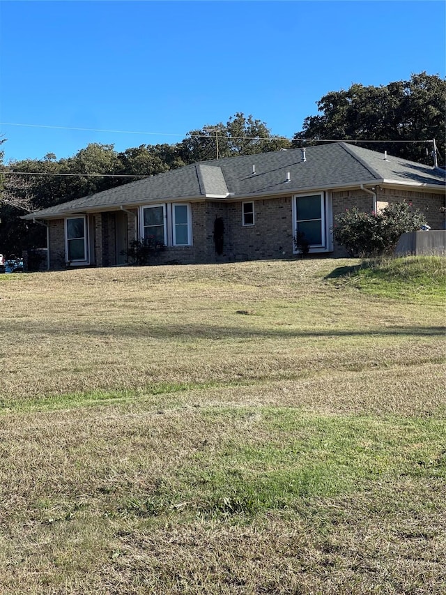 view of front of home featuring a front yard