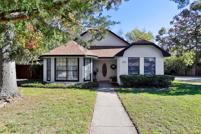 view of front of house featuring a front lawn