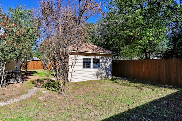 view of yard featuring a storage shed