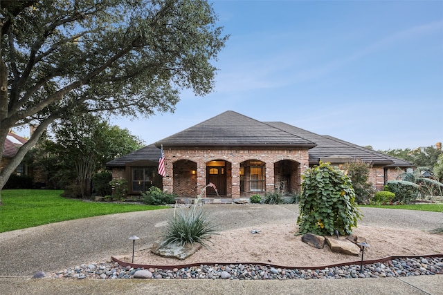 view of front of property with a front lawn