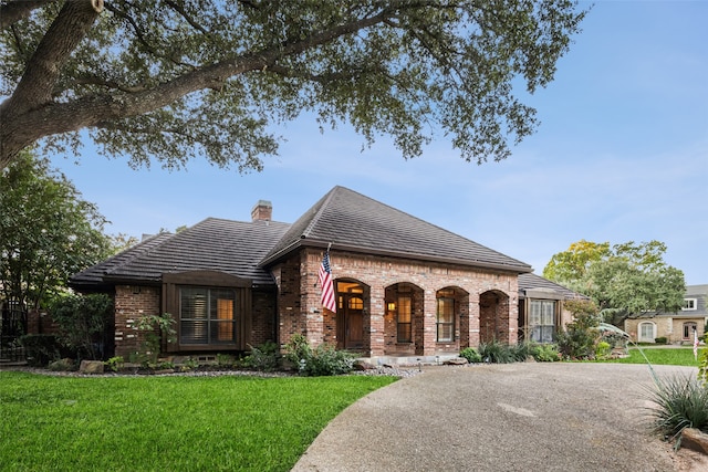 view of front of property featuring a front lawn