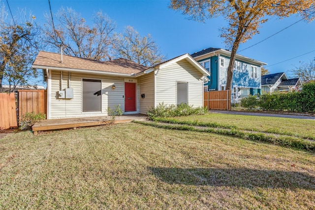 view of front of home featuring a front yard