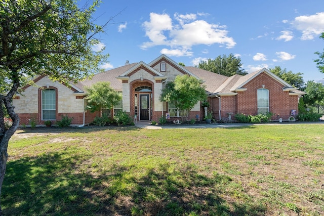 view of front of home featuring a front yard