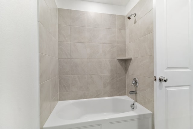 bathroom featuring tiled shower / bath combo