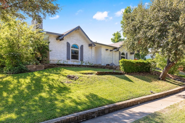 view of front of house featuring a front lawn