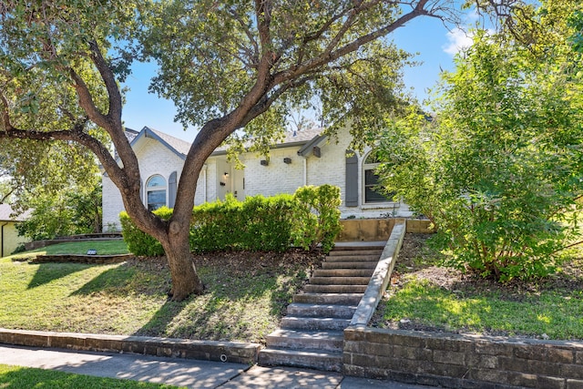 view of front of house featuring a front lawn