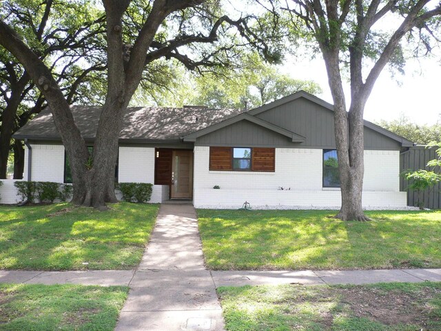 view of front of property featuring a front yard