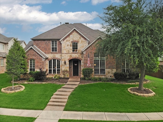 view of front facade featuring a front yard