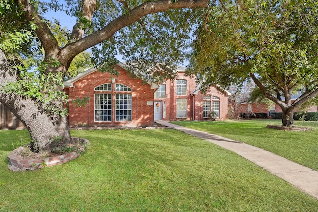 view of front of property featuring a front yard