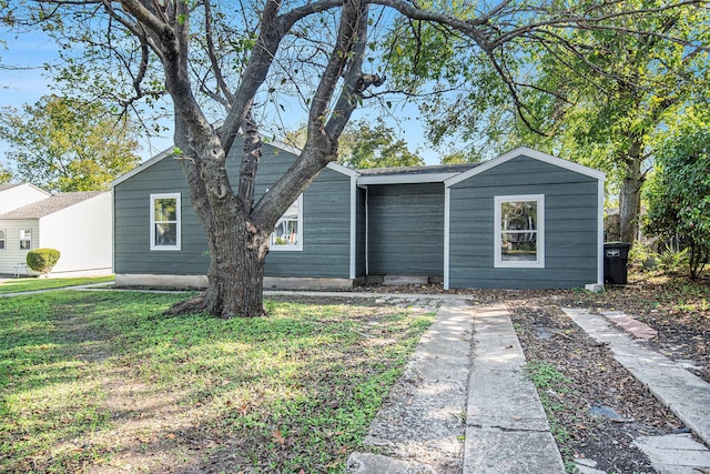 ranch-style home with a front yard