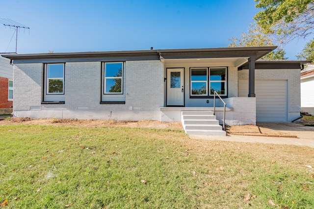 view of front of property with covered porch, a garage, and a front lawn