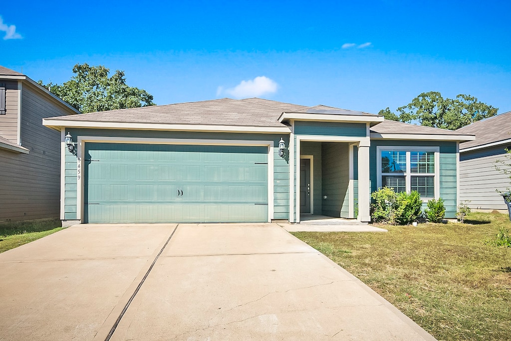 view of front facade featuring a garage and a front yard