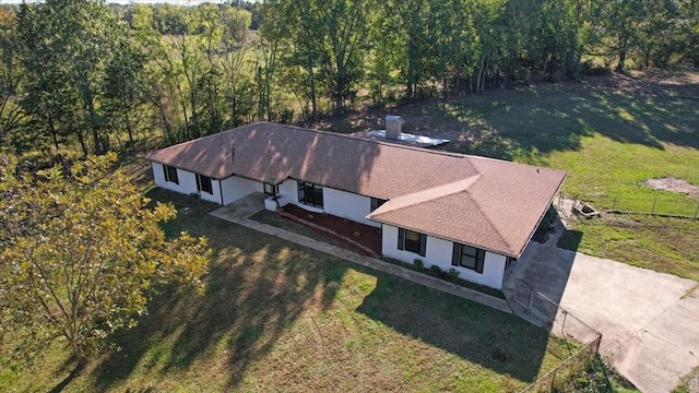 birds eye view of property featuring a view of trees