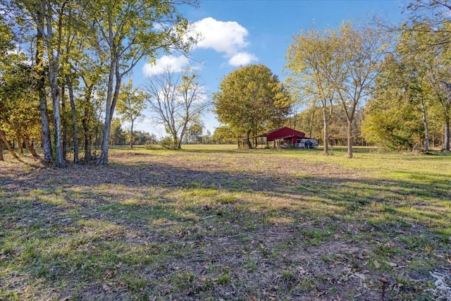 view of yard with an outdoor structure
