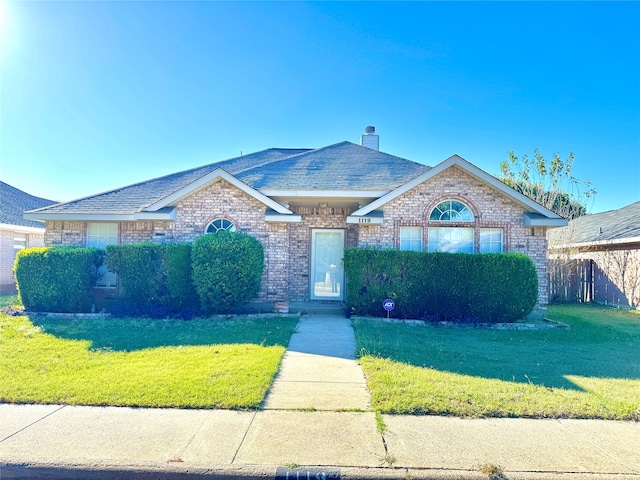 view of front of property featuring a front yard