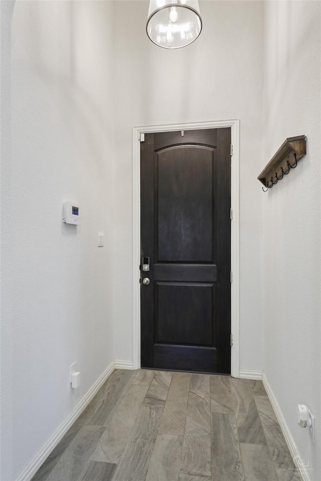 entryway featuring baseboards