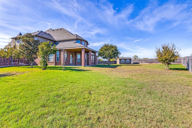 view of yard featuring an outdoor structure