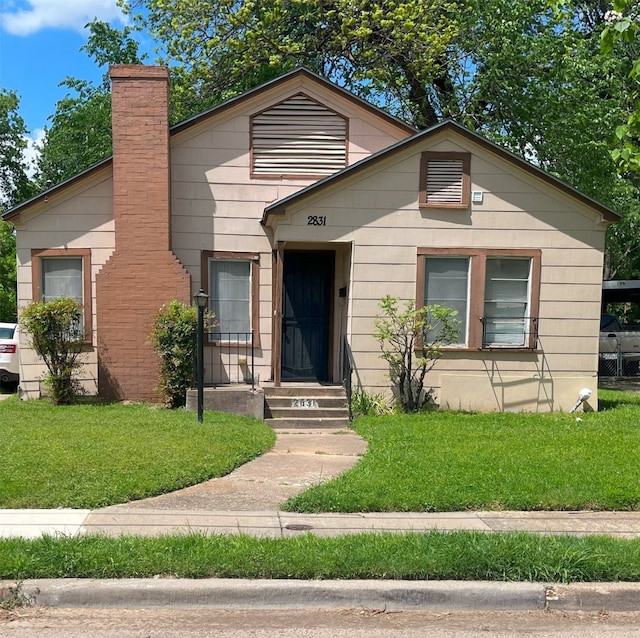 bungalow featuring a front yard