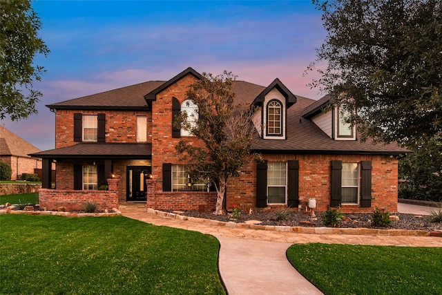 view of front of property featuring a lawn