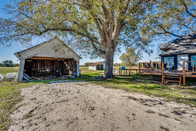 view of yard featuring an outbuilding